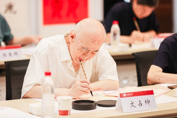 陜西師范大學(xué)毛筆手寫(xiě)錄取通知書(shū)現(xiàn)場(chǎng)。校方供圖