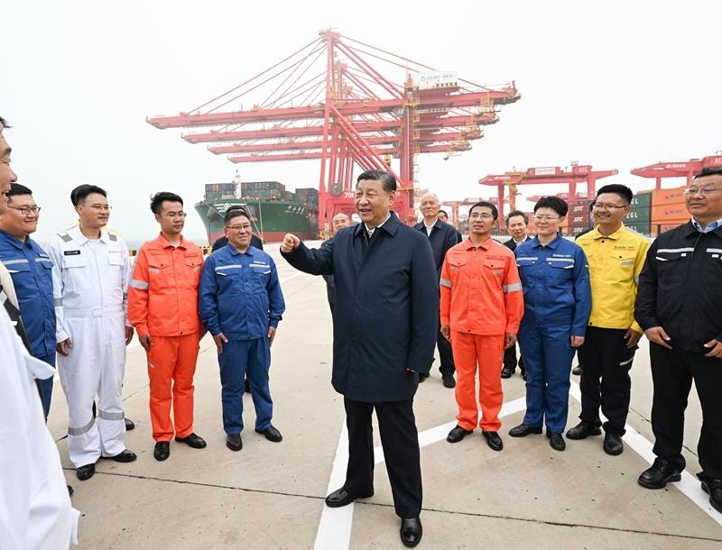 △2024年5月22日，習(xí)近平總書記在山東日照港親切慰問港口科技工作者、運(yùn)營(yíng)人員、航運(yùn)人員。