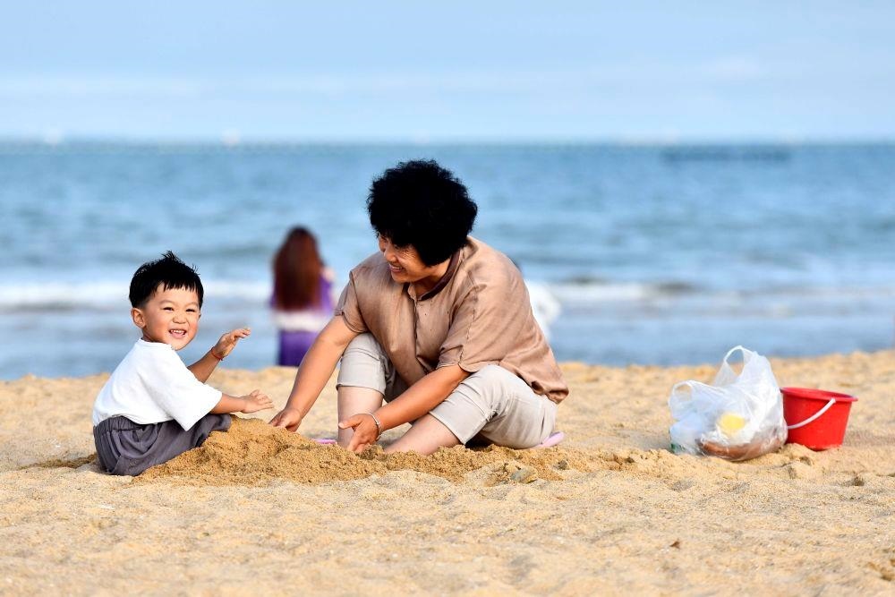 △山東日照陽光海岸綠道沙灘一角。近年來，日照還海于民、還景于民，在保留松林、沙灘、礁石和濕地資源的基礎(chǔ)上，修復(fù)整治生態(tài)岸線，打造出一條長(zhǎng)約28公里的陽光海岸綠道，吸引眾多市民游客度假休閑。