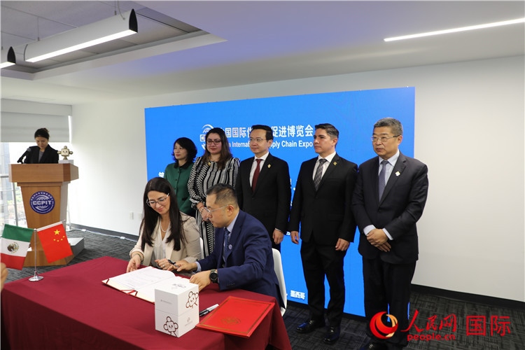 與會嘉賓簽署關(guān)于共同促進(jìn)墨西哥企業(yè)參加第二屆鏈博會合作備忘錄。人民網(wǎng) 埃內(nèi)斯托·多明戈斯攝