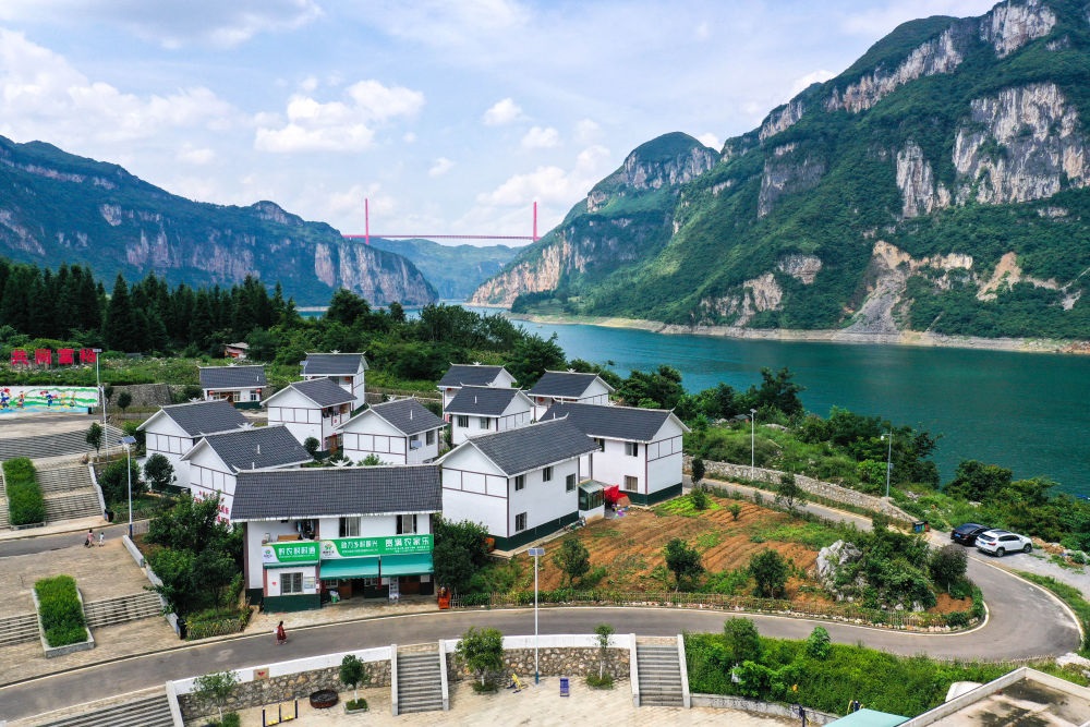 這是貴州省黔西市新仁苗族鄉(xiāng)化屋村麻窩寨易地搬遷集中安置點(diǎn)（2021年7月24日攝，無人機(jī)照片）。新華社記者 楊文斌 攝