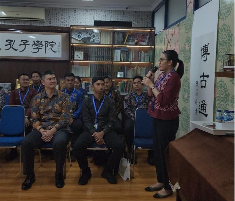 警察學(xué)員用漢語進(jìn)行自我介紹 。活動主辦方供圖