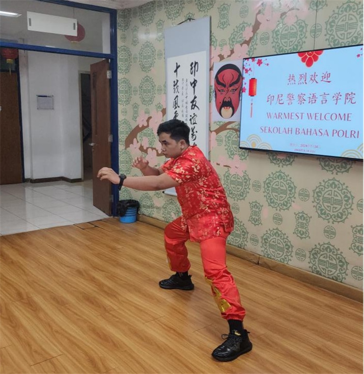 警察學(xué)員表演武術(shù)?；顒又鬓k方供圖