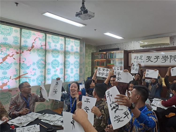警察學(xué)員們展示書法學(xué)習(xí)成果。活動主辦方供圖