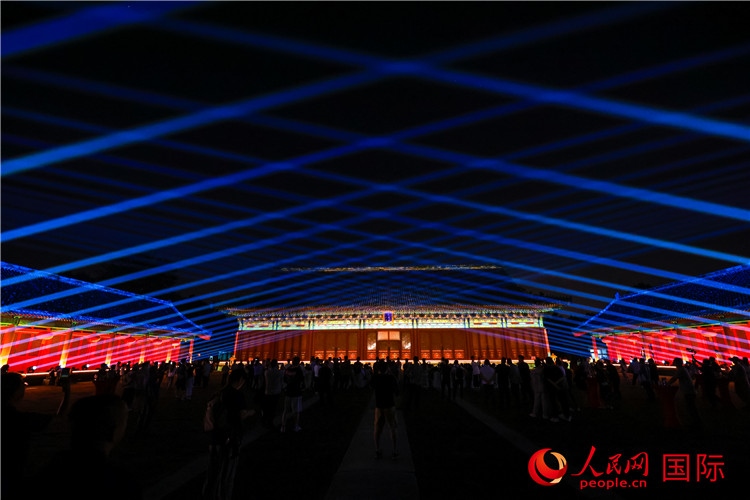 “光影北京——2024世界燈光師大會”開幕式當晚的燈光秀表演。人民網(wǎng)記者 趙益普攝