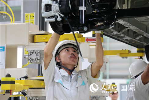 工人在廣汽埃安泰國智能生態(tài)工廠檢查汽車底座。 人民網記者 張矜若 攝