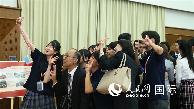 歡迎會現(xiàn)場，中日小大使歡樂互動。人民網(wǎng) 許可攝