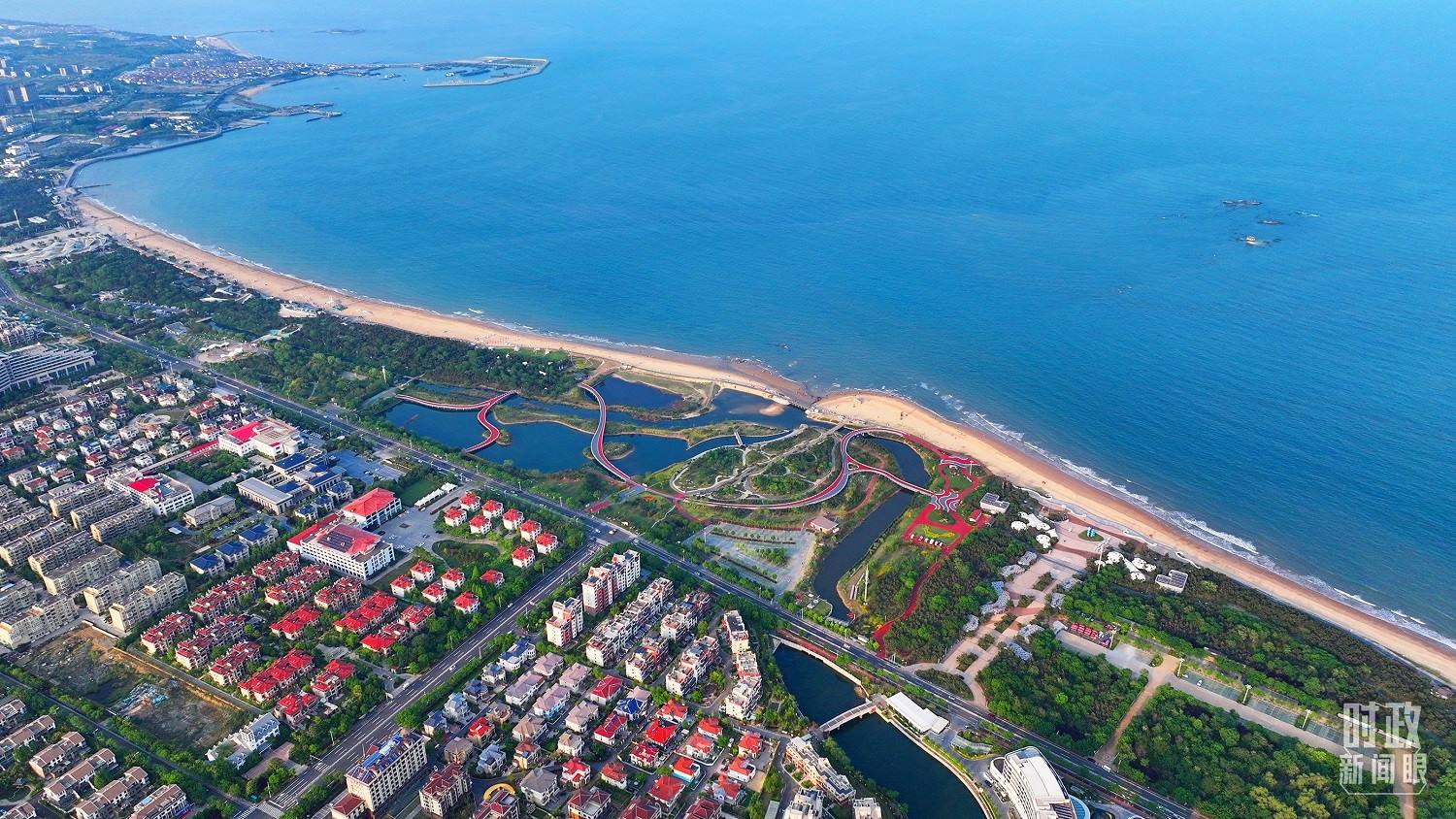 △日照市陽光海岸綠道。近年來，日照市對沿海裸露場地及岸線破損處進行生態(tài)修復(fù)，建成約28公里的陽光海岸綠道，為市民和游客提供了運動休閑好去處。（總臺央視記者范凱拍攝）