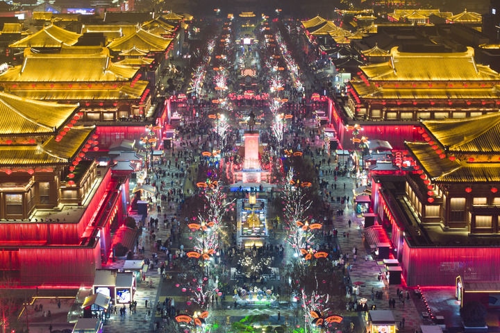 這是2024年2月2日拍攝的西安大唐不夜城景色（無人機照片）。新華社記者 邵瑞 攝
