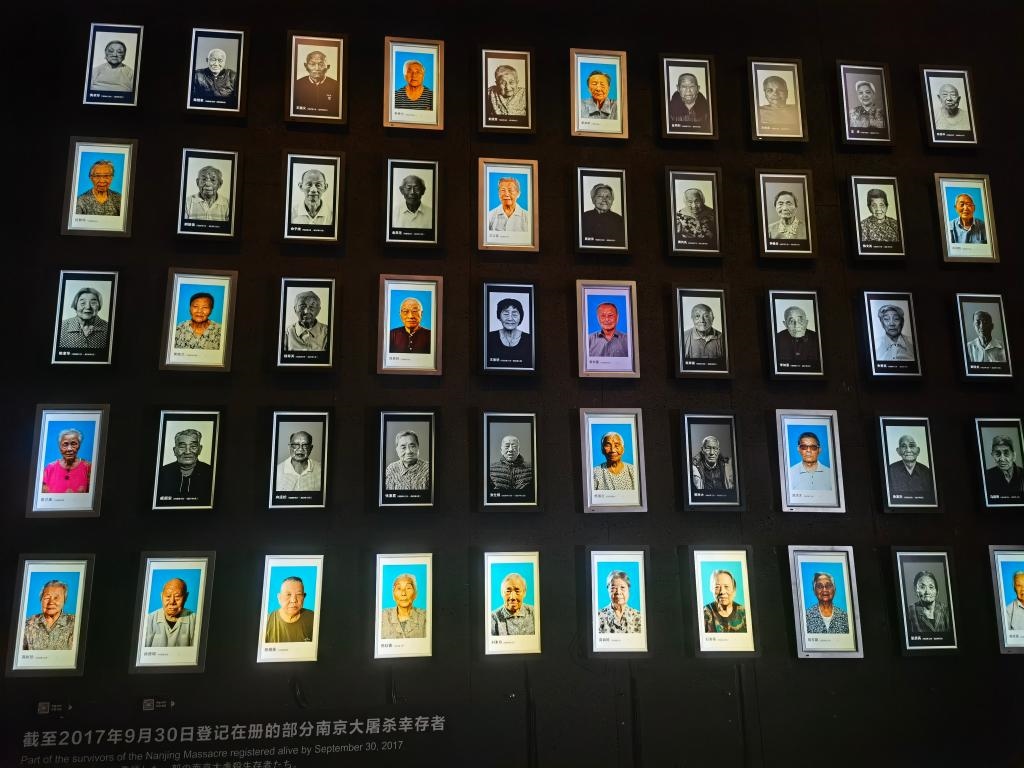侵華日軍南京大屠殺遇難同胞紀(jì)念館內(nèi)的幸存者照片墻局部。新華社記者邱冰清 攝