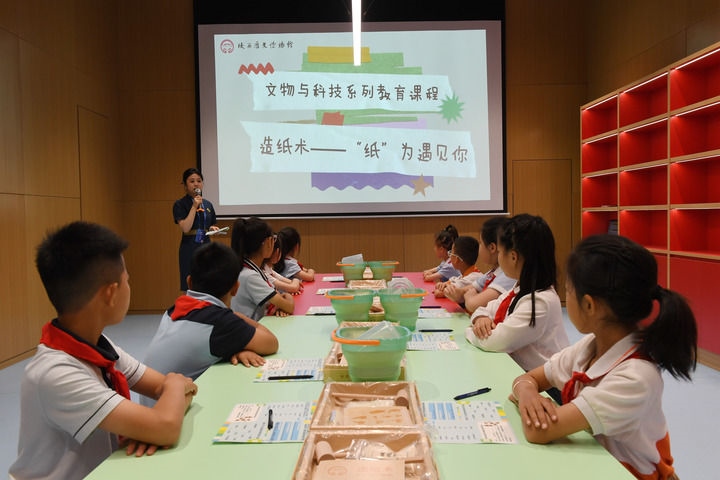2024年5月18日，小學(xué)生在陜西歷史博物館秦漢館參加“文物與科技”系列教育課程。新華社記者 李一博 攝