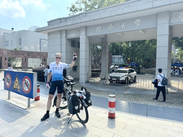 近日，同濟(jì)大學(xué)建筑與城市規(guī)劃學(xué)院Ole Bouman教授順利抵達(dá)上海。校方供圖