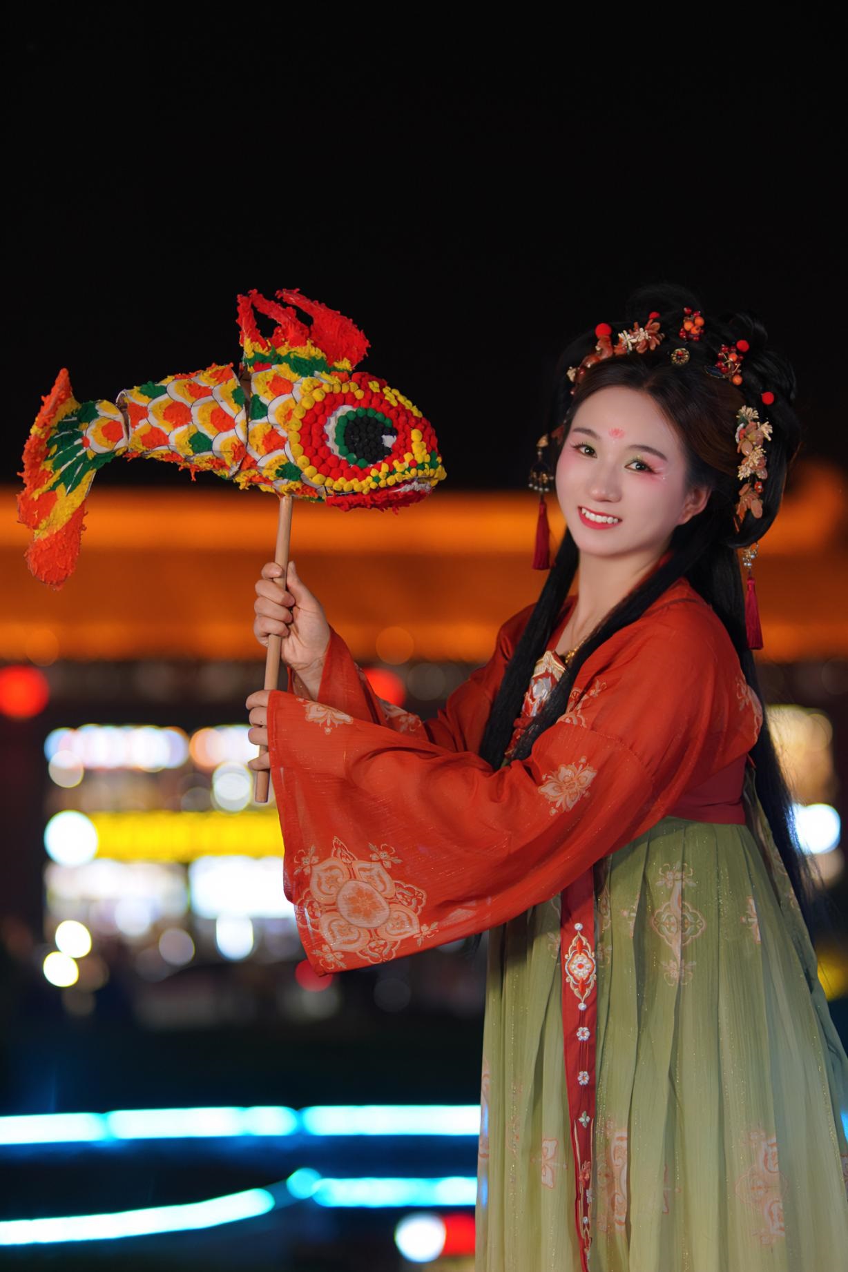 游客身穿漢服漫步在西安大唐不夜城。受訪者供圖