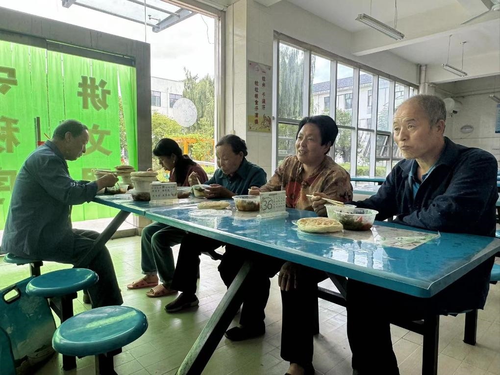 圖為鳳縣河口鎮(zhèn)中心小學臨時安置點內正在吃飯的受災群眾。新華社記者 劉彤 攝