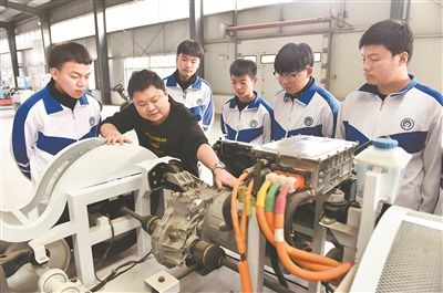 河北省威縣職業(yè)技術教育中心老師正在為學生講解電動汽車數字技術。新華社記者 朱旭東攝