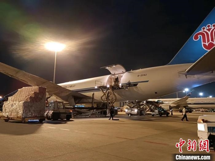 南航物流客機正裝運前往巴黎的跨境電商貨物。南方航空 供圖