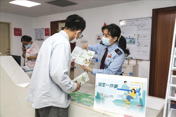 志愿者為葉先生介紹新生兒相關(guān)服務(wù)。云浮市稅務(wù)局供圖