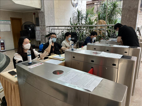 廣州市越秀區(qū)教育局現(xiàn)場(chǎng)審核返區(qū)生辦理材料，采用“提前網(wǎng)上預(yù)約、現(xiàn)場(chǎng)分批辦理”的方式進(jìn)行。廣州市越秀區(qū)教育局供圖