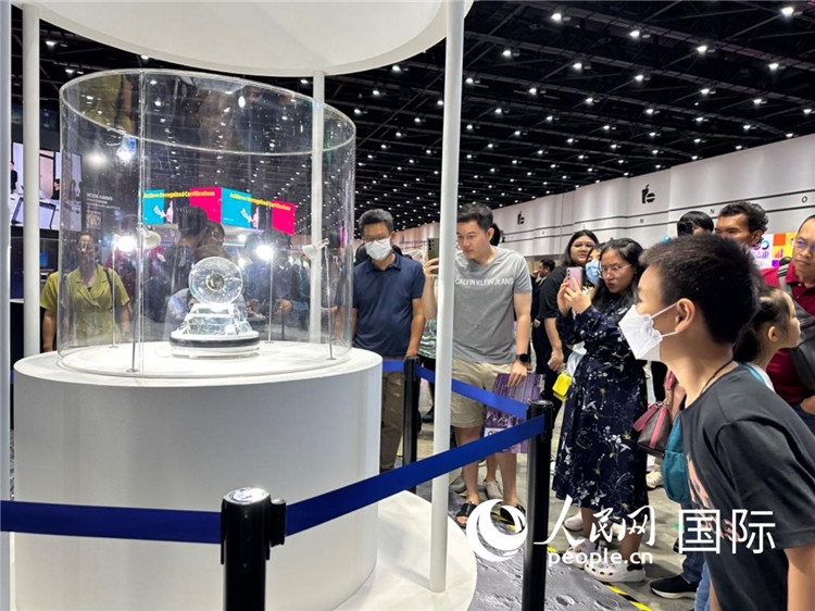 觀眾參觀中國“嫦娥五號”探測器從月球帶回的珍貴樣品。人民網(wǎng)記者簡承淵攝