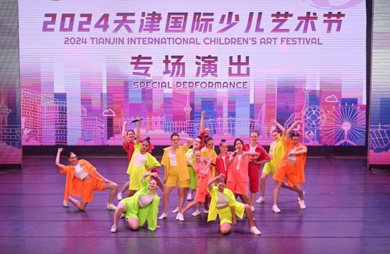 7月22日，來自俄羅斯的舞蹈團(tuán)演員在藝術(shù)節(jié)上展演。新華社記者 趙子碩 攝