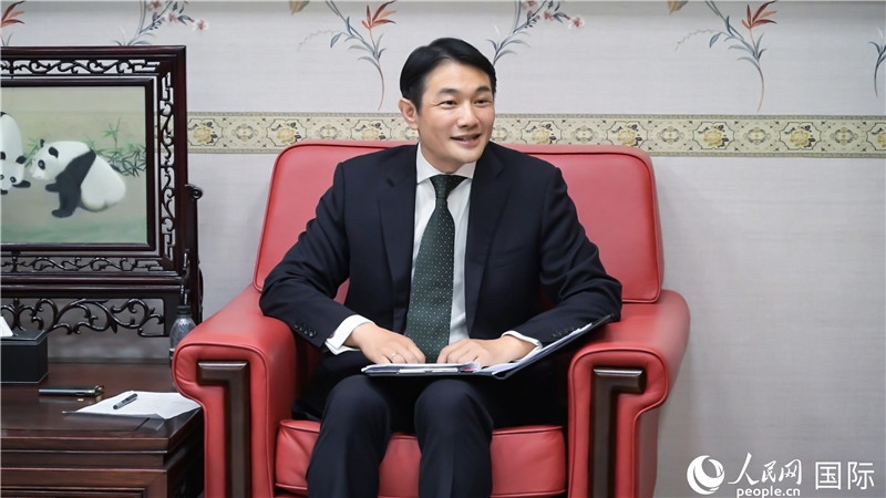 使館發(fā)言人畢海波公參介紹黨的二十屆三中全會(huì)情況并回答記者提問。人民網(wǎng) 郭錦標(biāo)攝