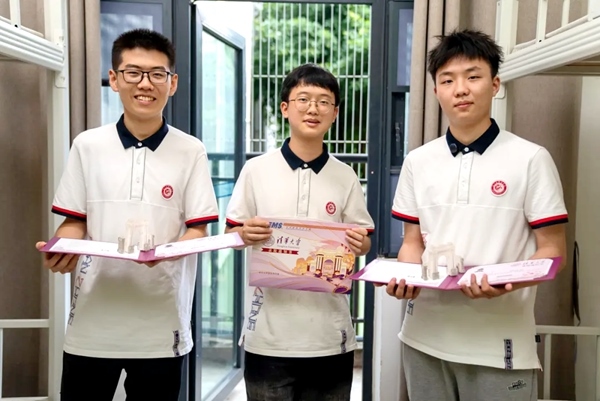 王子源（左）、母翰堯（中）、郭洋君（右）。清華大學供圖