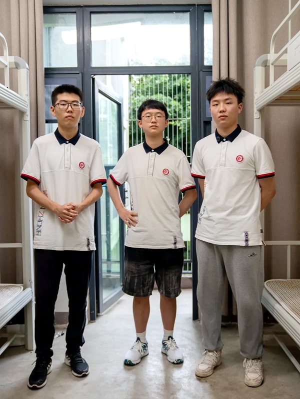 三名同學在宿舍合影。清華大學供圖