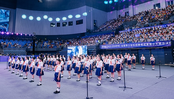 開幕式現(xiàn)場，學(xué)生們朗誦“科技強國 未來有我” 。主辦方供圖