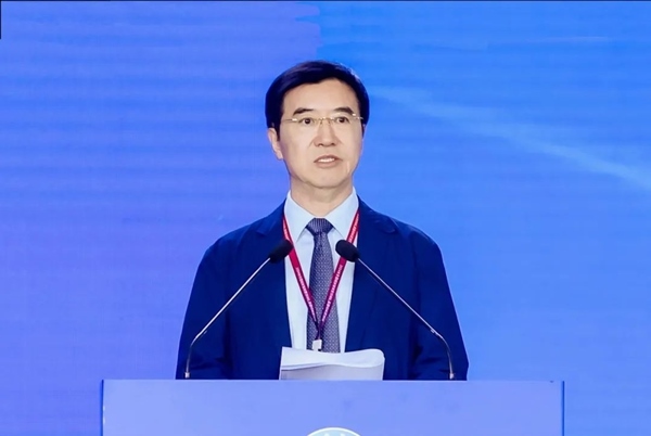 杜玉波在第八屆產(chǎn)教融合發(fā)展大會(huì)上作主旨報(bào)告。中國(guó)高等教育學(xué)會(huì)供圖