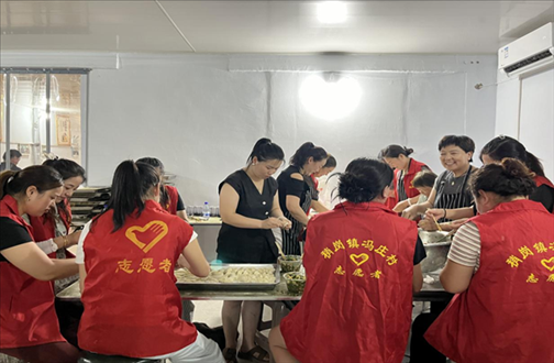 志愿者在以孝治家大食堂工作。（受訪者供圖）