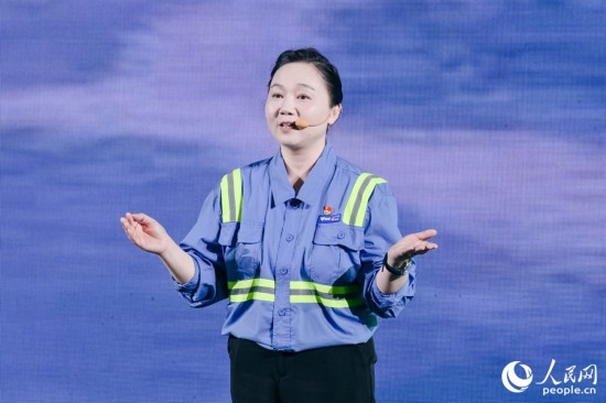 黃英紅講述在互聯(lián)網“種地”的故事。人民網攝