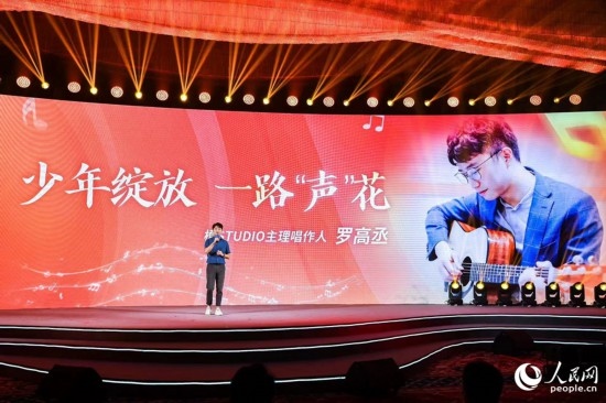 羅高丞在臺上分享自己的創(chuàng)作心路。人民網攝