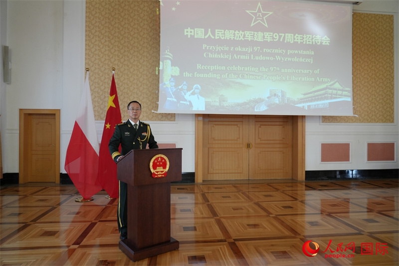 波蘭使館國防武官張寅生大校在招待會上致辭。人民網(wǎng)記者 李增偉攝 