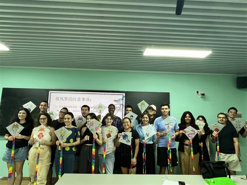 在中國和巴西共迎兩國建交50周年之際，巴西圣保羅州立大學(xué)孔子學(xué)院今年7月成功組織多批、近40名巴西青少年來華進(jìn)行短期訪問交流，圖為訪問團(tuán)成員參加文化體驗(yàn)活動(dòng)。 巴西圣保羅州立大學(xué)孔子學(xué)院供圖