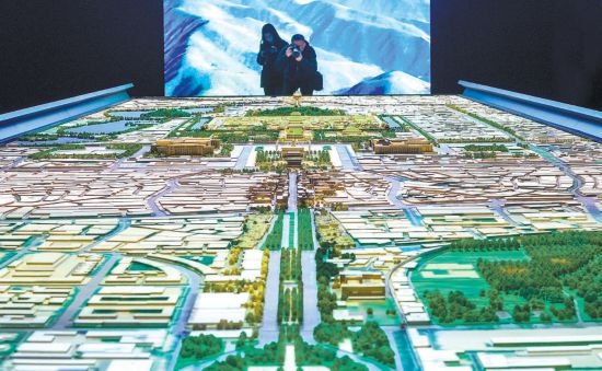 首都博物館“輝煌中軸”展廳內(nèi)，十六米長的中軸線沙盤，配以立體投影技術(shù)，展現(xiàn)北京中軸線之壯美。 本報記者 武亦彬攝