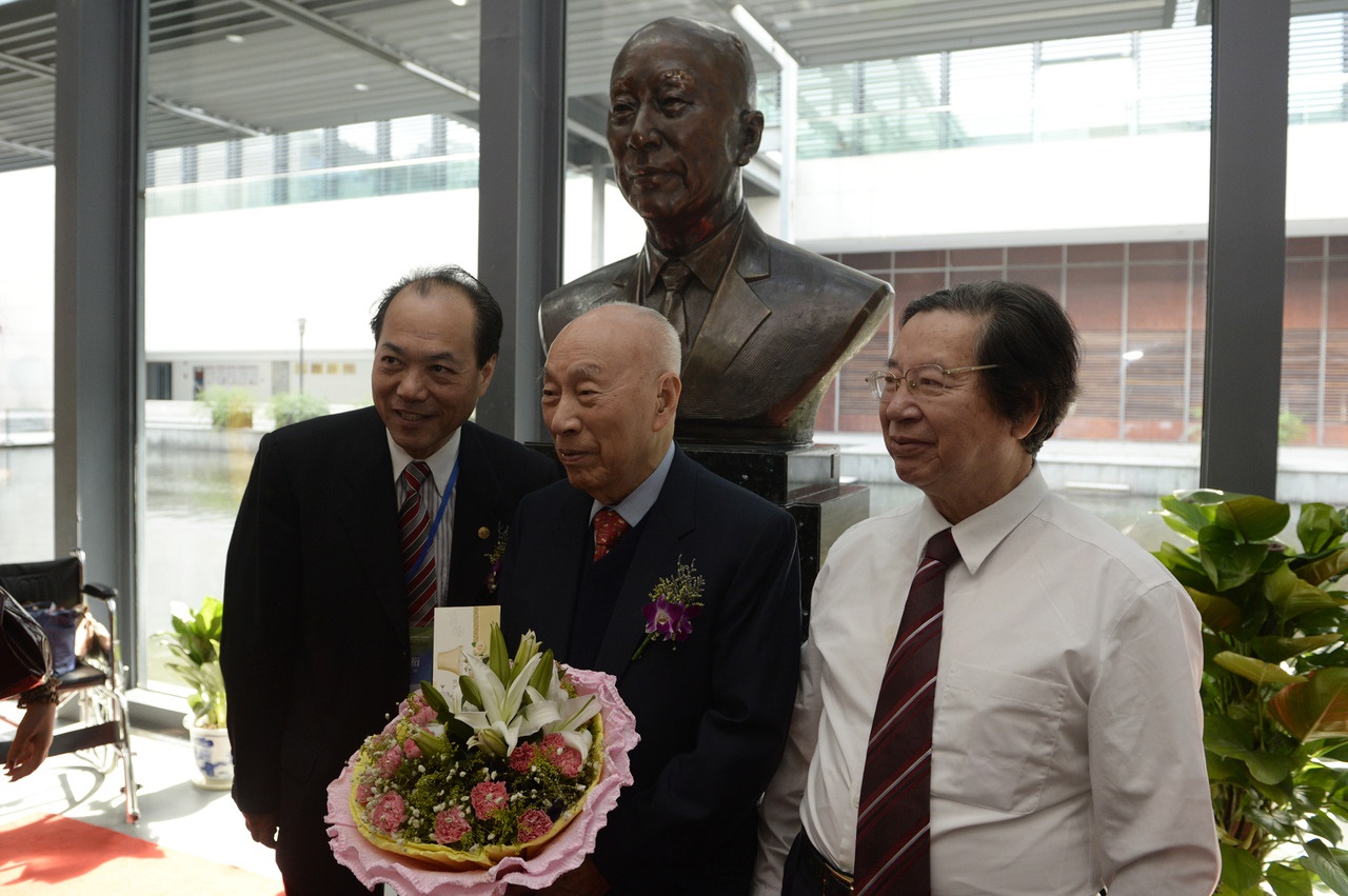 2014年7月31日，“寧波幫”代表人士李達(dá)三（中）在自己的塑像前留影。圖片來(lái)源：新華社