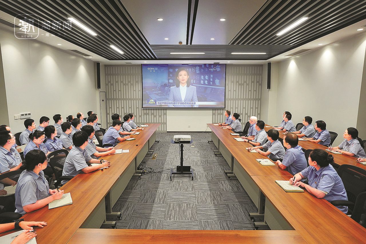 2024年8月1日晚，寧波永新光學(xué)股份有限公司員工集體觀看央視《新聞聯(lián)播》關(guān)于國(guó)家主席習(xí)近平給包陪慶、曹其鏞等祖籍寧波的香港企業(yè)家回信的報(bào)道。潮新聞?dòng)浾?賀元?jiǎng)P 彭鵬 周旭輝 攝