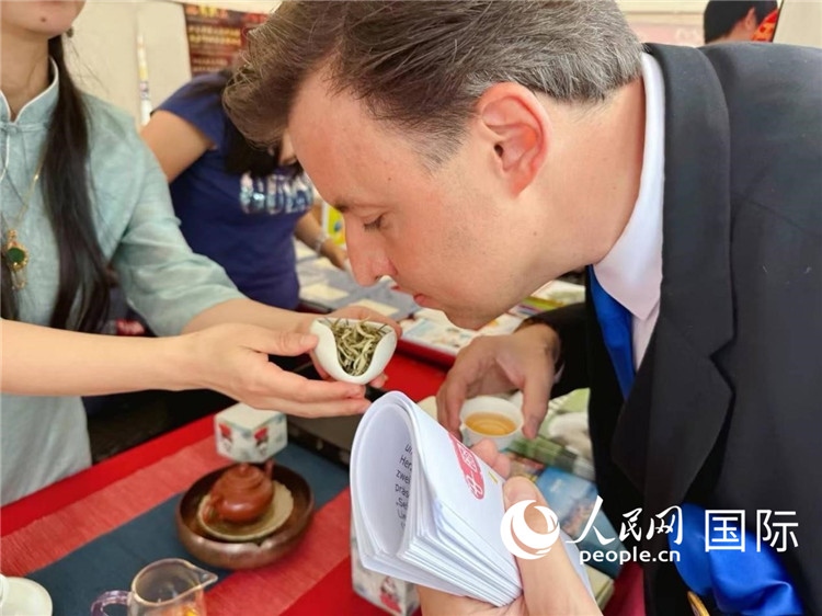 德國(guó)市民品鑒中國(guó)茶。人民網(wǎng)記者 劉赫攝