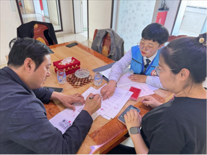 棋蒙政務(wù)企業(yè)服務(wù)中心幫辦代辦員為高老先生上門辦理業(yè)務(wù)。鄂托克旗政務(wù)服務(wù)與數(shù)據(jù)管理局供圖