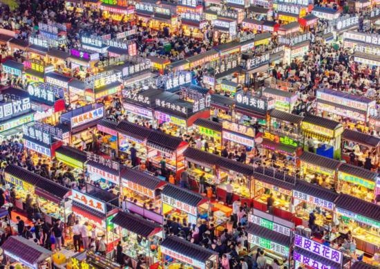 2024年4月21日，人們在河北省正定縣小商品夜市品嘗美食（無人機照片）。新華社發(fā)（武志偉 攝）