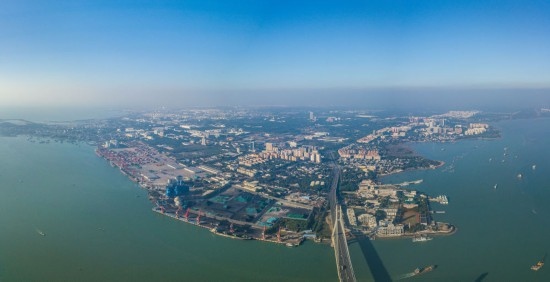 海南自貿港重點園區(qū)——洋浦經濟開發(fā)區(qū)（2023年12月31日攝，無人機全景照片）。新華社記者 蒲曉旭 攝