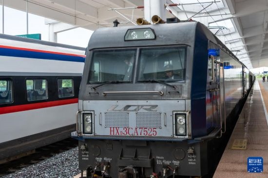 8月5日，由老撾籍火車司機(jī)獨(dú)立駕駛的滿載貨物的列車駛出中老鐵路萬象站。新華社發(fā)（凱喬 攝）