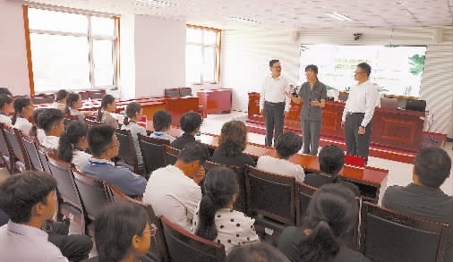 圖③：干警以表演節(jié)目的形式宣傳保護(hù)生態(tài)環(huán)境的法律法規(guī)。