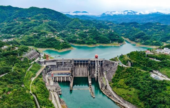 這是陜西安康水電站大壩（2024年6月21日攝，無人機照片）。新華社記者 蔡湘鑫 攝
