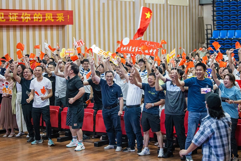 北京時間7月27日，2024年巴黎奧運會首個比賽日，在射擊10米氣步槍混合團體比賽中，中國選手黃雨婷/盛李豪獲得金牌。圖為黃雨婷的母校師生們通過收看奧運直播的方式為她加油助威。