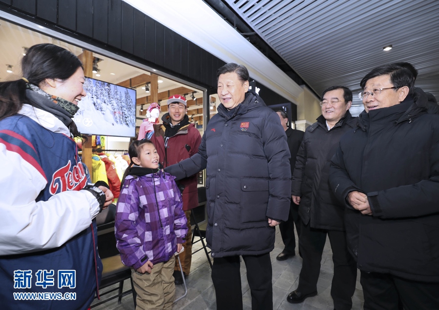 2017年1月23日，習(xí)近平總書記在河北省張家口市考察北京冬奧會(huì)籌辦工作。這是習(xí)近平在云頂滑雪場(chǎng)雪具大廳同游客和滑雪愛好者親切交談。新華社記者 蘭紅光 攝