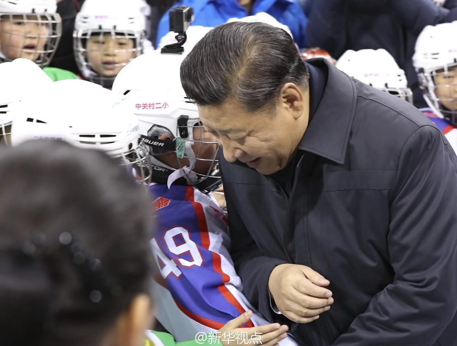 2017年2月24日，習(xí)近平總書記在北京五棵松體育中心考察時(shí)同青少年冰球愛好者“撞肩”，表示相互問候。新華社記者 丁林 攝