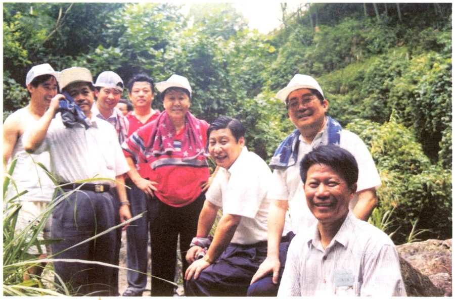 1999年6月，習(xí)近平在福州森林公園參加紀(jì)念毛主席“發(fā)展體育運(yùn)動(dòng)，增強(qiáng)人民體質(zhì)”題詞47周年登山健身活動(dòng)。（資料照片，來(lái)源：《習(xí)近平在福建》（下））