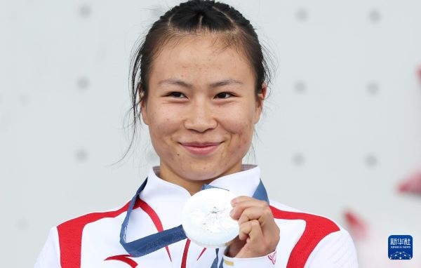 北京時間8月7日，在巴黎奧運(yùn)會攀巖女子速度賽比賽中，中國選手鄧麗娟獲得銀牌。圖為亞軍中國選手鄧麗娟在頒獎儀式上。新華社記者 高靜 攝