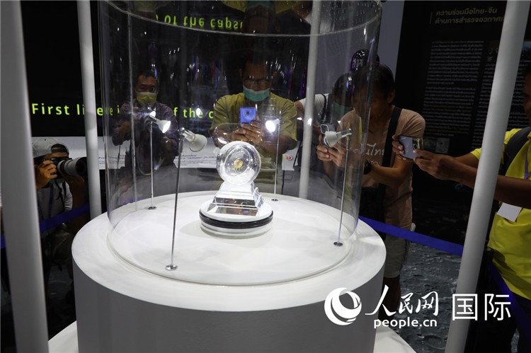 “嫦娥五號(hào)”探測(cè)器從月球帶回的月球樣品在泰國(guó)展出。人民網(wǎng)記者簡(jiǎn)承淵攝